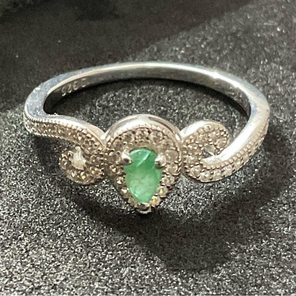 Halo pear emerald on Stirling 92.5 silver ring. New unused. - Picture 3 of 4